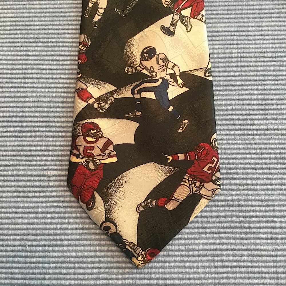 FOOTBALL ! necktie 58” long 100% polyester. American Sports - Picture 2 of 8
